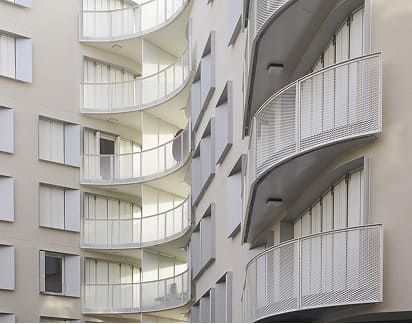 Balcones con barandillas de metal expandido en fachada de edificio en Paris