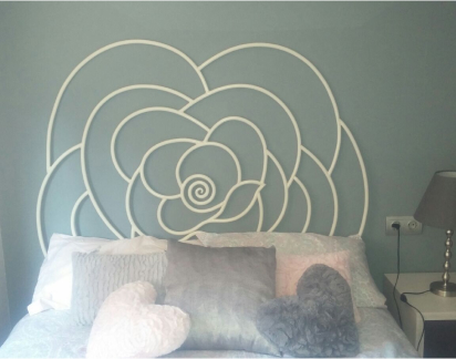 Cabecero de forja blanco con diseño de flor para dormitorio
