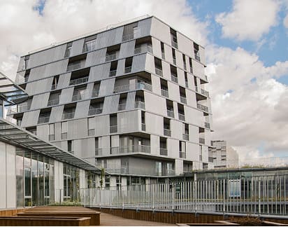 Cerrajería metálica en fachada y barandillas de edificio residencial moderno