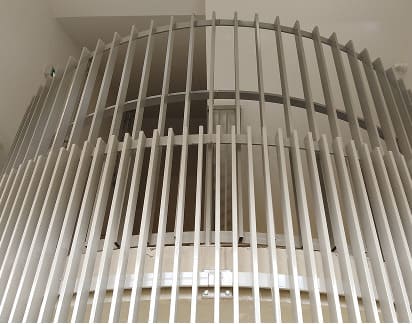 Cerrajería interior metálica en edificio moderno con diseño vertical