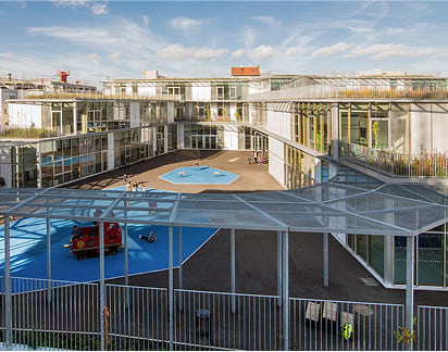 Construcción metálica de protección en patio de centro escolar