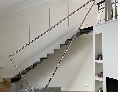 Escalera moderna en hierro con barandilla de acero inoxidable de diseño geométrico