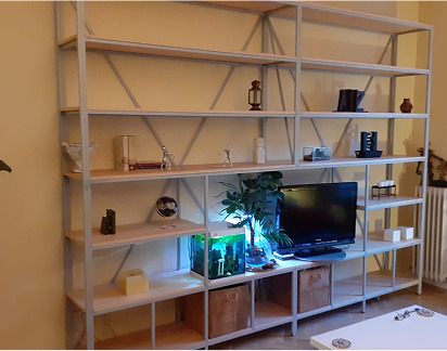 Estantería modular de forja y madera para salón moderno