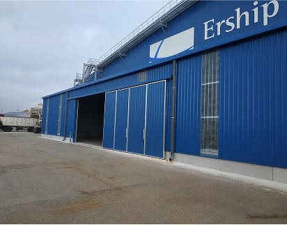 Almacén de graneles con estructura metálica y cerrajería industrial en el Puerto de Gijón