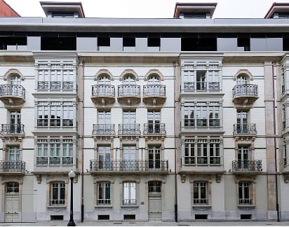 Fachada restaurada con balcones de forja artística en la Casa Álvarez-Mendoza