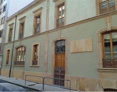 Fachada con rejas de forja artística en la Escuela Infantil Eusebio Miranda