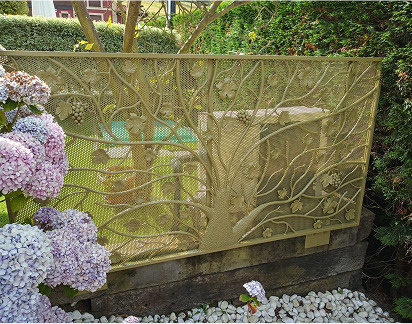 Panel de forja decorativo para ocultación con diseño de ramas y hojas