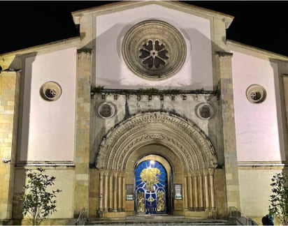 Fachada de la iglesia de La Felguera en Langreo con portón artístico diseñado por José Luis Iglesias Luelmo