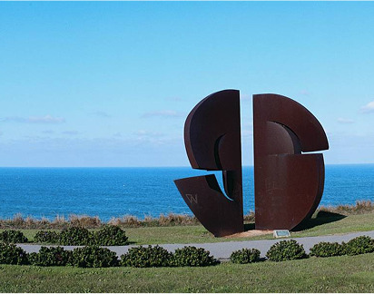 Escultura Galileo Galilei en acero corten frente al mar tras su restauración
