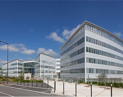 Fachada de la sede social de Aéroports de Paris con elementos de cerrajería metálica