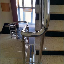 Barandilla de acero inoxidable pulido instalada en escalera interior