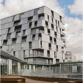 Edificio residencial con cerramientos y barandillas metálicas de diseño contemporáneo