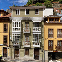 Fachada de edificio histórico con balcones restaurados en metal forjado